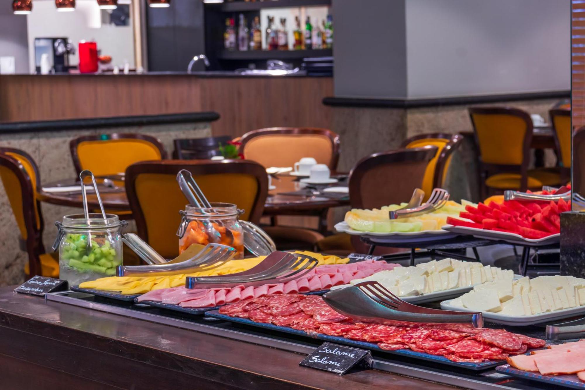 Parque Balneario Hotel Santos By Castelo Itaipava Zewnętrze zdjęcie A buffet at a hotel